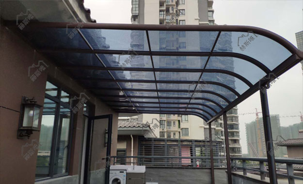 海南?？谟昱?胡先生