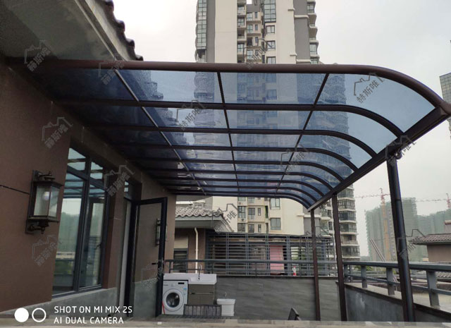 海南?？谟昱?胡先生