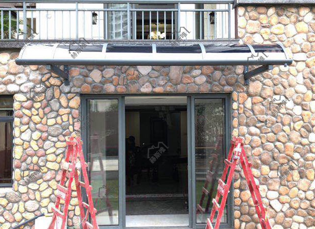 海南?？谟昱?胡先生